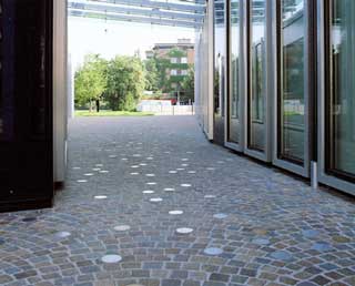 365 Tage, Bodenplastik Claudio Magoni im Zugangsbereich der BLKB Birsfelden
